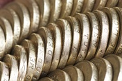 Gold price drops below £1,000 as Pound strengthens Gold price drops below £1,000 as Pound strengthens