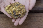 Family find £20,000 gold nugget on Australian beach