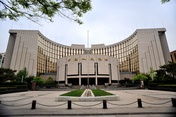 China cuts bank reserve requirements to aid trade war against America