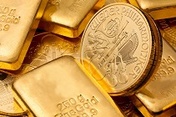 Gold finds support at $2,400 while silver struggles Gold finds support at $2,400 while silver struggles
