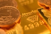 Weaker dollar sees gold back above $2,000 Weaker dollar sees gold back above $2,000